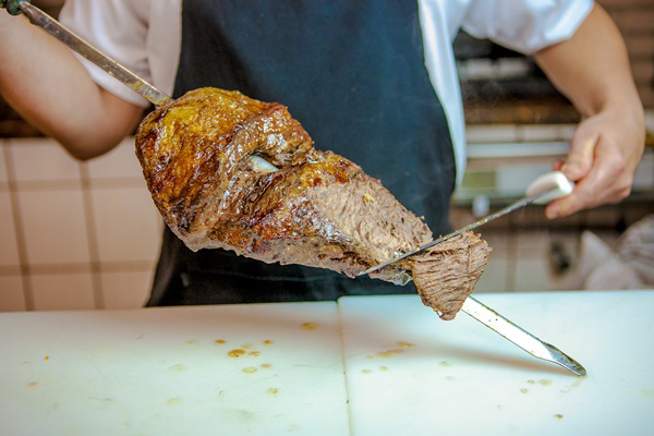 Melhores carnes: cortando